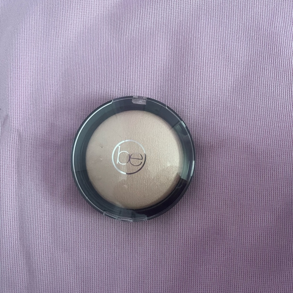 LIGHT GLOW
HIGHLIGHTING POWDER .51 oz./ 14.5 g